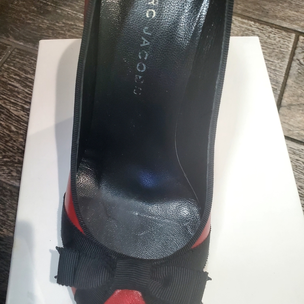 Marc Jacobs Red and Black Peep-Toe Bow Pumps Size 6.5 -EUC - Picture 7 of 9